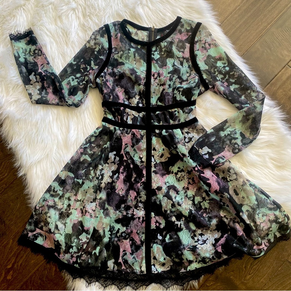 Fire Los Angeles - Lace fess with velvet trim - Size M